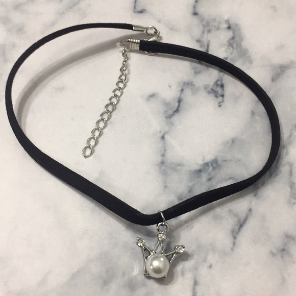 Black Velvet Crown Choker - Picture 4 of 9